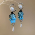 Detailansicht floraler Ohrhänger mit blauen Blüten und weißen Tropfenperlen - Silbernadel-Silber Basis Blaue Blume