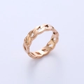Anello a catena in oro rosa lucido da donna mostrato da una prospettiva di 45 gradi - US 5 / Oro rosa