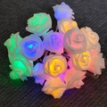 Nahaufnahme weißer LED-Schaumstoffrosen-Lichterkette mit bunten, leuchtenden Farben - Bunt