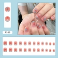 Detail van roze gradiënt plaknagels met lichtblauwe french tips en kleine sterpatronen - Blauwe Ster Stijl (R539)