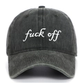 Gros plan sur la broderie blanche de la casquette en coton lavé de couleur anthracite - Vert Armée
