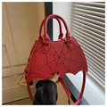 Dettaglio borsa rossa in pelle a forma di ala di pipistrello con cuciture a ragnatela - Rosso
