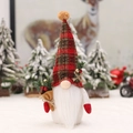 Gnomo di Natale con cappello a quadri rossi che tiene rami di pino e bacche rosse - Ornamento Gnomo Barba Bianca