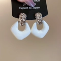 Detalle de pendientes geométricos de esmalte blanco con textura de metal plateado martillado - Blanco