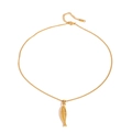 Collana minimalista in acciaio inossidabile dorato 18K con ciondolo pesce su sfondo bianco - Ciondolo Pesce Dorato (JDN2409052)