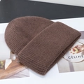 Gorro de punto acanalado marrón oscuro con textura de pelo de conejo y diseño de doble capa - Café
