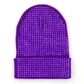 Dettaglio del berretto in maglia viola scuro con strass scintillanti e risvolto ampio - L (58-60 cm) Elastico / Viola (Strass Viola)