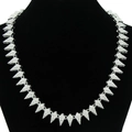 Dettaglio di maglie a triangolo con cristalli pavé su un busto nero - Collana / Argento