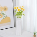 Handgefertigter Häkelblumenstrauß aus Gänseblümchen in weißer Keramikvase mit weichem Licht - 6-teiliges Set / Weiße kleine Kamille