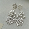 Vintage-Ohrhänger aus Silber mit hohlem Blumenmuster und filigraner Spitzenmetalltextur - Vintage hohles Blumenmodell / Silber (Silver Earring Post)