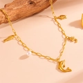 Détail d'un collier chaîne trombone doré avec des breloques marines et une perle blanche - Collier de Plage Dauphin(H609)