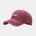 Dettaglio del ricamo ADULTISH su un cappellino in cotone lavato vintage rosso scuro - Borgogna