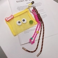 Détail de la pochette en maille jaune avec texte Sweet, cordes tressées et perles - Sac Jaune A12