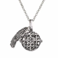 Collier à sphère évidée avec ailes de plumes et cristaux étincelants en fini argenté - Argent Aile Strass Balle (21)