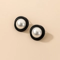 Detalle de pendientes redondos vintage con perlas plateadas y borde de resina negra - Pendientes Geométricos Con Pin de Plata (HE6908)