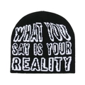 Zwarte gebreide muts met WHAT YOU SAY IS YOUR REALITY tekstprint voor de winter - M (56-58cm) / Zwart