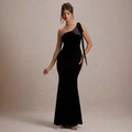 Elegante abito da sera in velluto nero monospalla con un design a sirena attillato - S / Nero