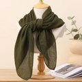 Gros plan d'une écharpe plissée vert armée drapée sur un mannequin - Foulard Carré Plissé / 80-100cm / Vert Militaire