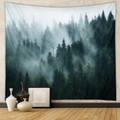 Dettaglio dell'arazzo forestale con pini avvolti nella nebbia per decorazione interna - 73X95CM / Foresta di Pini Nebbiosa (Spazzolato)