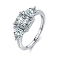 Elegante anello in argento S925 con pietra centrale quadrata e pietre laterali a forma di pera - Taglia US 5 / Taglio Smeraldo Tre Pietre (RHR1031S) / Argento