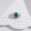 Détail d'une perle en argent S925 avec pierre carrée verte et sertissage de zircons - Style C - Design Taille Fine (SK51) / Argent 925 / 7.4*11.6mm / Zirconia vert plaqué rhodium