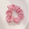 Roze en wit geruite bloemen kant scrunchie gepresenteerd op een keramisch bord - 57# Lichtroze Geruit