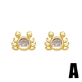 Süße goldene Krabben-Ohrstecker mit runden weißen Zirkonia auf weißem Hintergrund - Krabbe Ohrringe / Gold