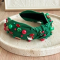 Dettaglio del cerchietto natalizio in maglia verde con strass rossi e ciondolo Babbo Natale - Cerchietto con Perle Natalizie Verde
