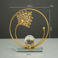 Décoration feuille en métal doré avec boule de cristal et socle, hauteur 17 cm - Feuille plume