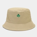 Gros plan sur la broderie trèfle vert sur un chapeau bob en toile kaki avec surpiqûres - Taille unique / Kaki