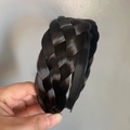 Vista detallada de la diadema de cabello trenzado negro, con textura y estructura realistas. - Diadema de Trenza de Cinco Cabos [Negro]