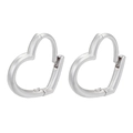 Dettaglio degli orecchini a cuore in argento con finitura lucida su sfondo bianco - Cuore / Argento