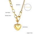 Detalle del colgante de corazón chapado en oro de 18K con cadena asimétrica y medidas - Estilo de Corazón con Cadena de Clip Asimétrica (NE2A8001G)