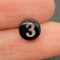Perla tonda nera da 8mm in conchiglia con numero 3 argento per creazione gioielli - Numero 3 / Nero