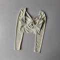 Détail du dos croisé et des passe-pouces sur le haut de sport beige à manches longues - S / Haut à Manches Longues / Blanc Cassé