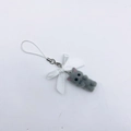 Détail du charm chat floqué gris avec un nœud en ruban blanc et un cordon de téléphone - Chat gris