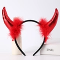 Dettaglio cerchietto con corna da diavolo rosse con paillettes e piume per Halloween - Corna rosse metallizzate + piuma rossa + fascia nera