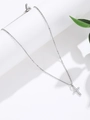Dettaglio macro della collana con croce in argento S925 e zirconi bianchi luminosi - Stile Croce Argento (SE2755-B)