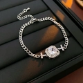 Vue détaillée d'un bracelet argenté avec zircon carré et croix sur un support de bijoux - Bracelet à Croix Carrée (HB3145) / Argent