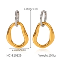 Dettaglio di orecchini geometrici bicolore con dimensioni 3,55 cm per 2,03 cm e il peso - Orecchini a doppio cerchio irregolari bicolore (HC-E10829)