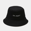 Dettaglio cappello alla pescatora in cotone nero con ricamo bianco 'OK AND?' e tesa cucita - M (56-58cm) / Nero