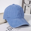 Detail einer hellblauen gewaschenen Denim-Baseballkappe mit Sechs-Panel-Design und Knopf - Himmelblau
