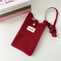 Dettaglio della borsa a tracolla in maglia rossa con chiusura a bottone ed etichetta Hilldi - 12*20cm / Borgogna