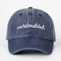 Berretto vintage blu navy lavato con ricamo bianco 'overstimulated.' sulla parte frontale - Blu navy