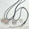 Collar de jaula plateada con piedra de cuarzo rosa natural y cordón negro - Cuarzo Rosa Natural / Estilo Jaula en Espiral Plateada / Cuarzo rosa