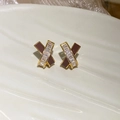 Orecchini geometrici a X in metallo dorato con smalto marrone e cristalli rettangolari - Orecchini a lobo a croce marrone scuro con perno in argento (placcato oro vero)