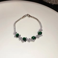 Vista dettagliata del bracciale in argento con quattro pietre ovali verdi e microdiamanti - Verde