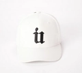 Berretto da baseball bianco minimalista con ricamo a lettere gotiche nere a forma di U - Adulto / Bianco
