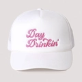Casquette trucker blanche avec broderie rose Day Drinkin' et filet respirant - Taille unique / Blanc avec Logo Rouge Rose