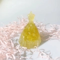 Dettaglio statuina abito da principessa in resina gialla su coriandoli rosa - Paillettes Giallo Limone